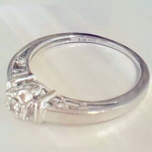 10k White Gold Diamond Ring